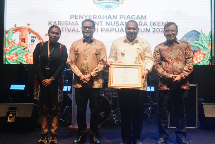 Foto bersama usai Penyerahan piagam Karisma Event Nusantara (KEN) 2026. (Foto: Istimewa)