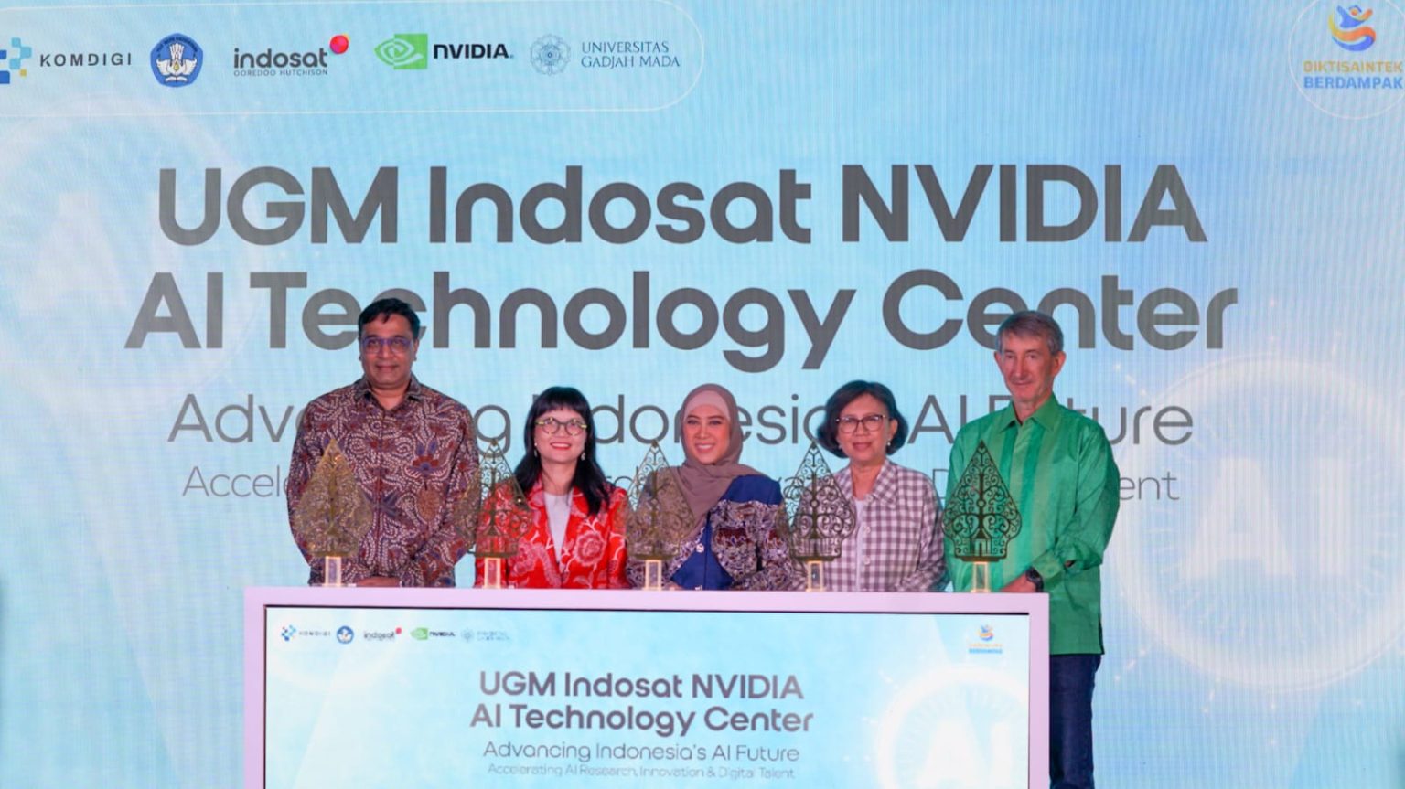 Kementerian Komunikasi dan Digital (Kemkomdigi), Indosat Ooredoo Hutchison (Indosat atau IOH), NVIDIA, dan Universitas Gadjah Mada (UGM) resmi meluncurkan UGM Indosat NVIDIA AI Technology Center (NVAITC). (Foto: Istimewa)