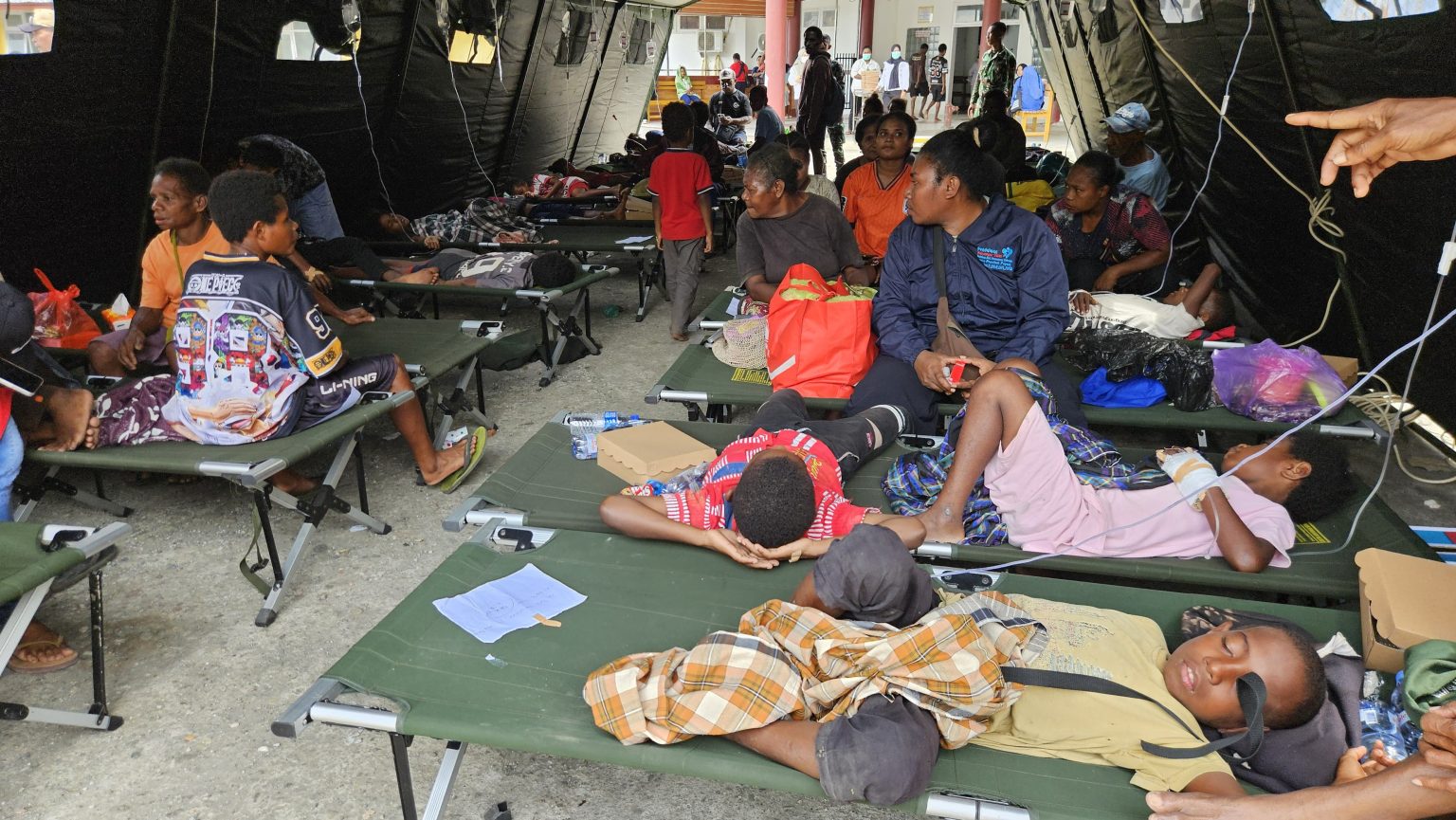 Siswa-Siswa di Depapre Keracunan Makan Bergizi Gratis (MBG) jalani perawatan medis di RSUD Yowari. (Foto: Cornelia)