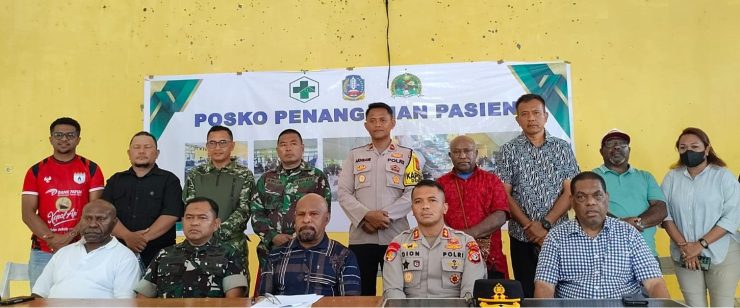 Foto bersama usai meninjau Posko Penanganan Pasien di Distrik Depapre. (Foto: Cornelia Mudumi)