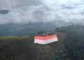 Bendera Merah Putih Raksasa Dibentangkan dari Ufuk Timur, Simbol Persatuan dan Papua Damai