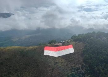 Bendera Merah Putih Raksasa Dibentangkan dari Ufuk Timur, Simbol Persatuan dan Papua Damai