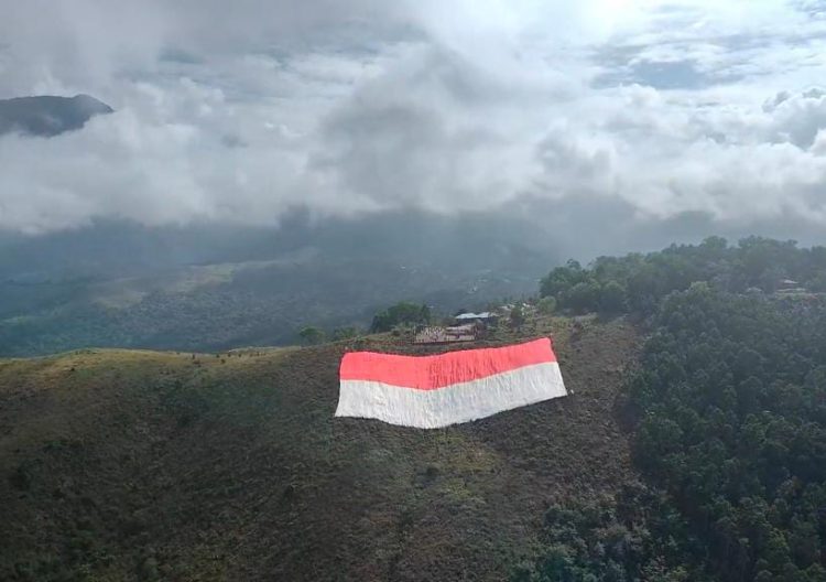 Foto Drone , Bendera Merah Putih Berukuran 120 X 80 Meter Dikibarkan di Veneu Paralayang Kawasan Rindam XVII/ Cenderawasi,Kabupaten Jayapura. (Foto: Cornelia Mudumi)