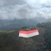 Bendera Merah Putih Raksasa Dibentangkan dari Ufuk Timur, Simbol Persatuan dan Papua Damai