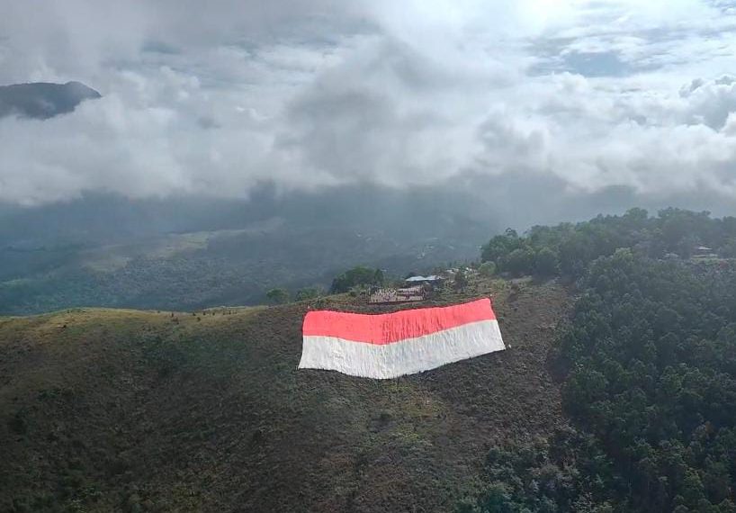 Foto Drone , Bendera Merah Putih Berukuran 120 X 80 Meter Dikibarkan di Veneu Paralayang Kawasan Rindam XVII/ Cenderawasi,Kabupaten Jayapura. (Foto: Cornelia Mudumi)