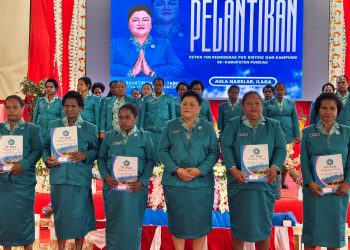 Ketua TP-PKK Kabupaten Puncak Lantik puluhan Ketua PKK Distrik dan Kampung: “Ini Panggilan Pengabdian”
