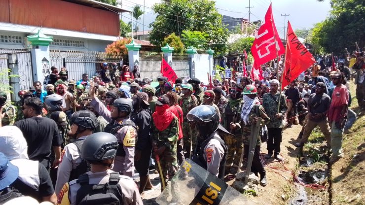Ratusan Massa KNPB Berkumpul di Pos 7 Sentani, 750 Personel Gabungan Disiagakan. (Foto: Cornelia Mudumi)
