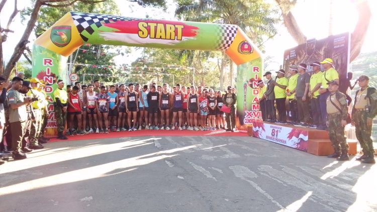 Pelaksanaan Obstacle Run Cenderawasih oleh Kodam XVII/Cenderawasih yang dilaksanakan di Rindam XVII/Cenderawasih, kegiatan tersebut dibuka langsung oleh Komandan Rindam XVII/Cenderawasih, Brigjen TNI Endra Saputra Kusuma Z. R, didampingi Bupati Jayapura Yunus Wonda, Sabtu (15/7/2026). (Foto: Cornelia Mudumi)