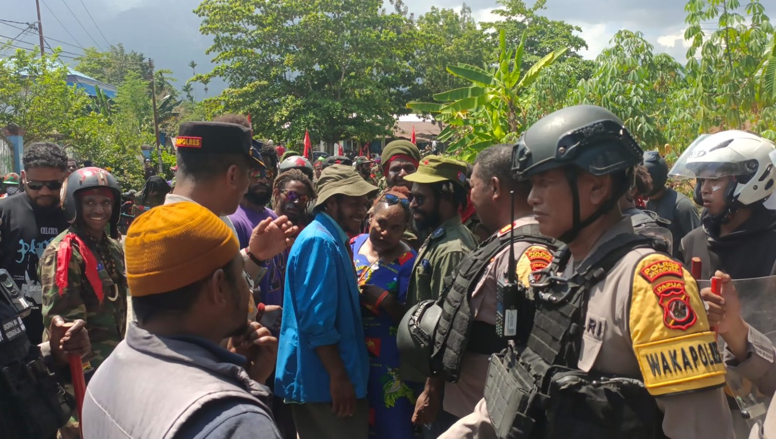 Kapolres Jayapura AKBP Dionisius Helan Saat menemui Para Pendemo di Pos 7, Sabtu (15/8/2026). (Foto: Cornelia Mudumi)