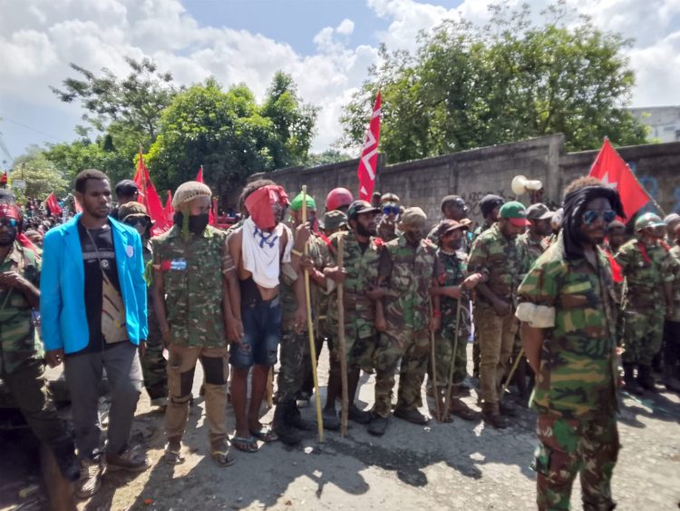 Komite Nasional Papua Barat atau KNPB saat mengeluarkan pernyataan sikap politik. (Foto: Cornelia Mudumi)