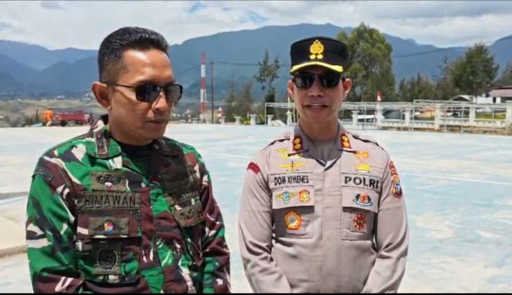 Kapolres Puncak AKBP Domingos De F. Ximenes bersama Dandim 1717/Puncak Letkol Inf. Himawan saat di wawancara usai Gladi Bersih di Lapangan alun - alun Kota Ilaga, Kabupaten Puncak, pada Sabtu (15/8/2026). (Foto: Istimewa)