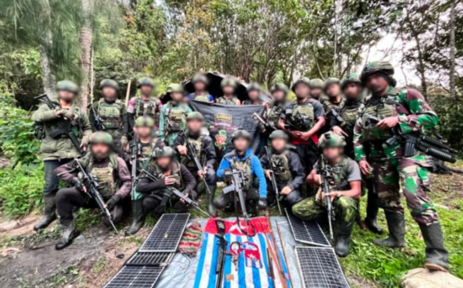 Prajurit Koops TNI Habema mengamankan sejumlah barang yang diduga berkaitan dengan aktivitas kelompok bersenjata TPNPB-OPM Kodap VIII/Intan Jaya. (Foto: Istimewa)