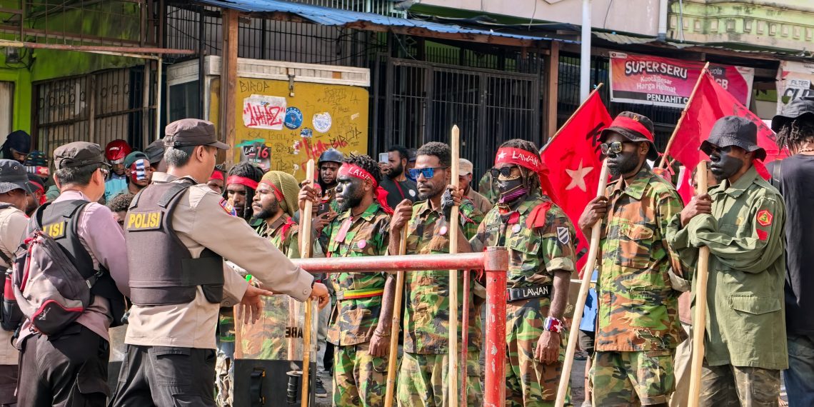 Kericuhan Warnai Aksi KNPB di Jayapura, 7 Personel Polisi Terluka. (Foto: Istimewa)