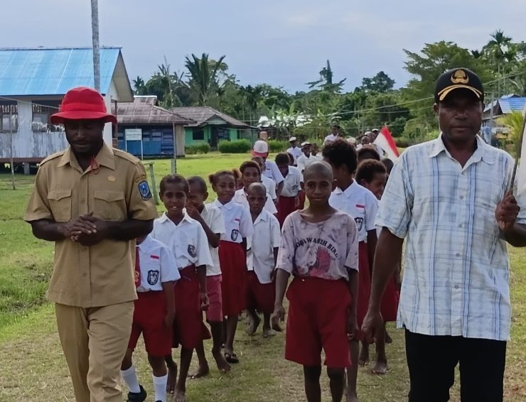 Tampak Antusias Anak Anak SD di Kampung Kapeso, distrik Trimuris, Kabupaten Mamberamo Raya , bersama Guru saat mengikuti Upacara HUT Ke-81 RI, Senin (18/8/2026). (Foto: Istimewa)