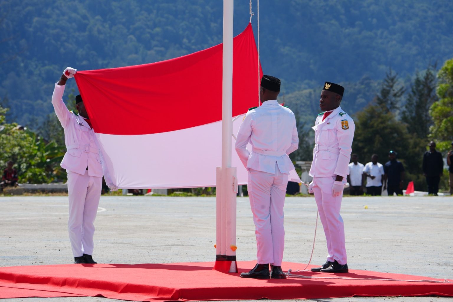 Merah Putih Berkibar di Ilaga, Puncak Teguhkan Semangat Persatuan. (Foto: Istimewa)