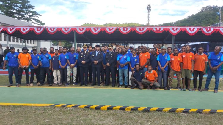 Foto bersama dalam rangka HUT ke-81 RI, Warga Binaan Pemasyarakatan serta Anak Binaan di wilayah hukum Provinsi Papua. (Foto: Cornelia Mudumi)