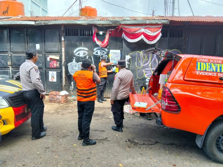 Tim Resmob Unit VI Satreskrim Polresta Jayapura Kota melakukan penyelidikan dan pemetaan di lapangan. (Foto: Istimewa)