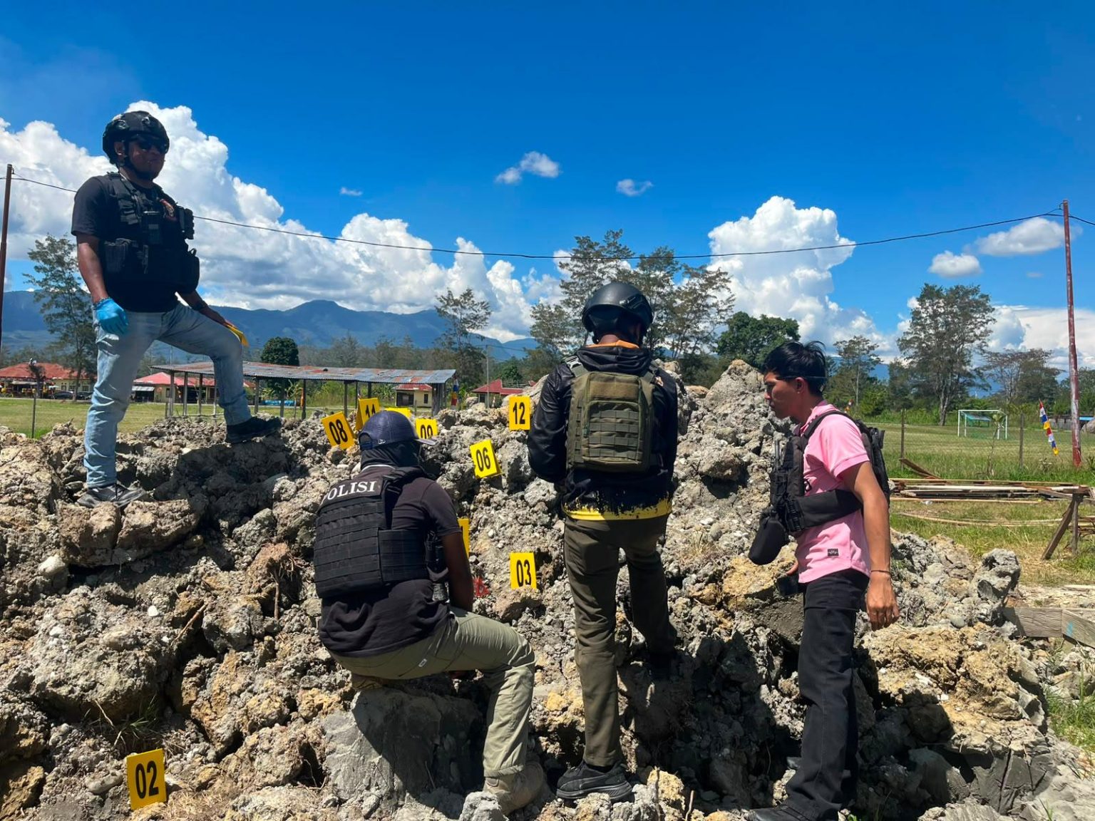 Olah TKP tersebut, petugas menemukan jejak kaki serta 10 selongsong peluru kaliber 5,56 milimeter di sekitar lokasi. (Foto: Istimewa)