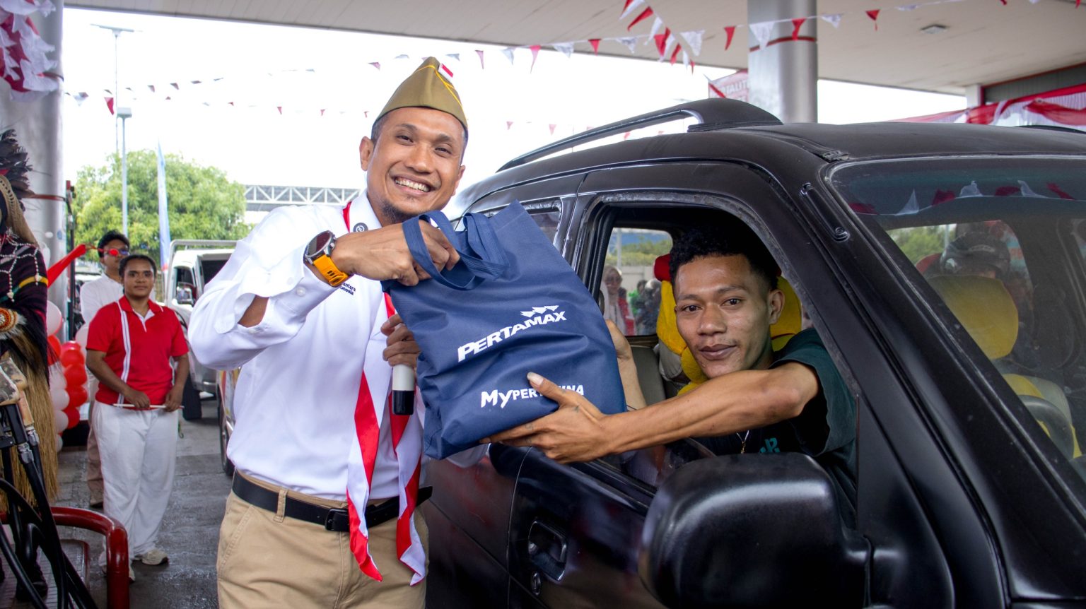 Executive General Manager Pertamina Patra Niaga Regional Papua Maluku, Awan Raharjo saat menebus satu paket sembako kepada masyarakat di SPBU. (Foto: Istimewa)