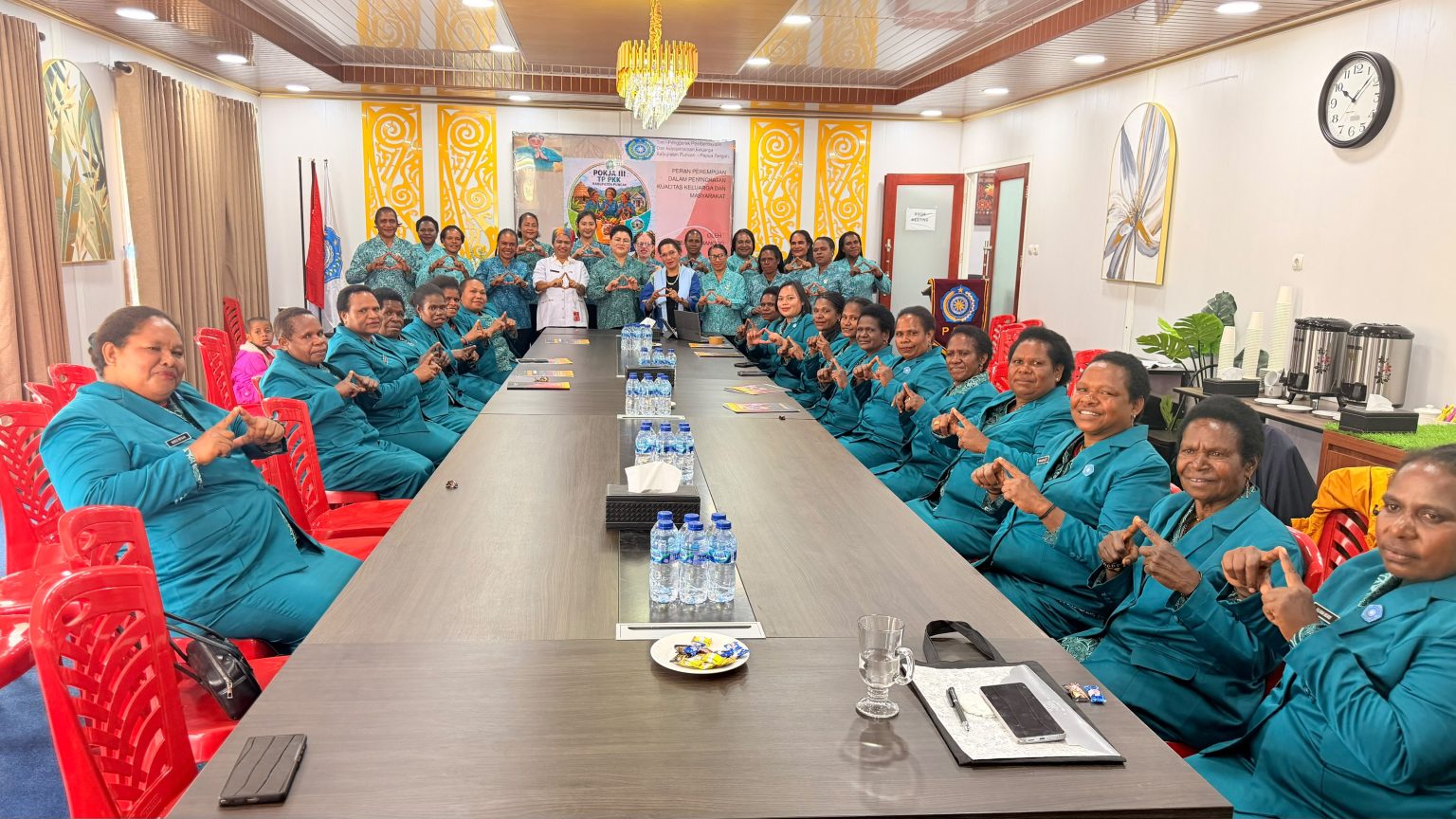 TP-PKK Puncak Perkuat 25 Distrik: Keluarga Sehat, Perempuan Berdaya, Ekonomi Kuat. (Foto: Istimewa)