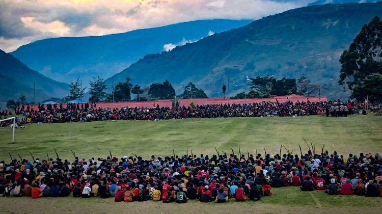 Massa saat menyaksikan proses perdamaian adat di Tolikara. (Foto: Kosay J. Kogoya)