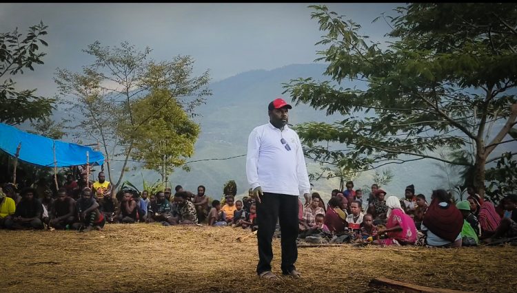 Ketua DPRK Tolikara Meinus Y. Wenda.,S.IP., saat Menyampaikan Ucapkan Terimakasih kepada Keluarga, usai gelar Pengucapan Syukur.