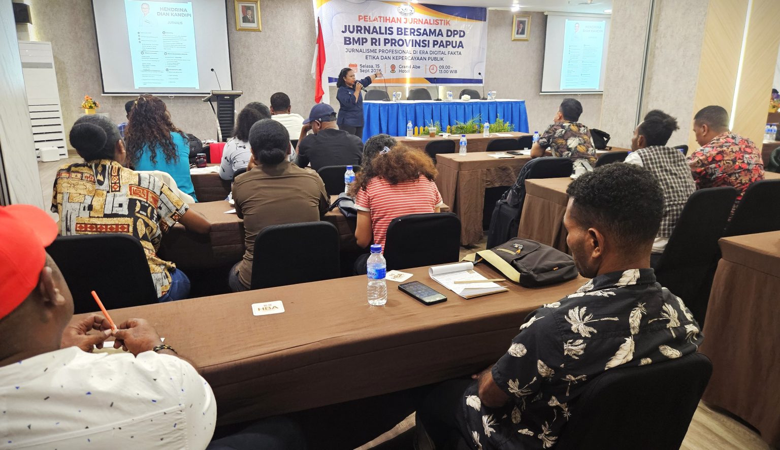 Kepala LKBN ANTARA Papua, Dian Kandipi, saat membawakan materi "Dari Informasi Menjadi Berita". (Foto: Istimewa)