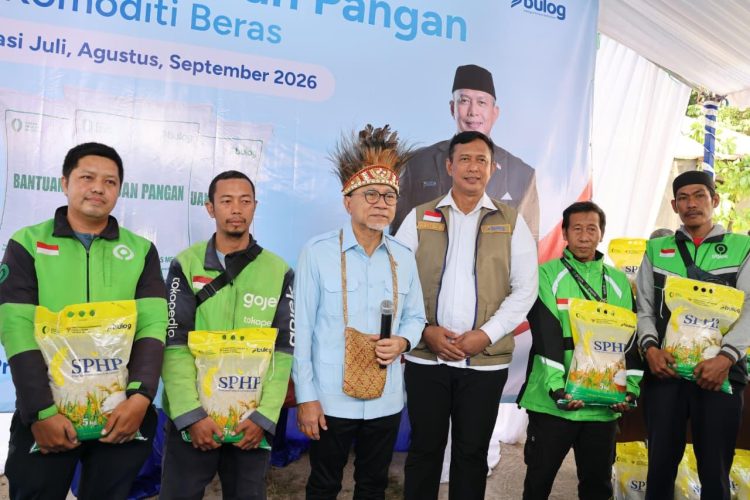 Direktur Utama Perum Bulog, Ahmad Rizal Ramdhani foto bersama penerima manfaat. (Foto : Istimewa)