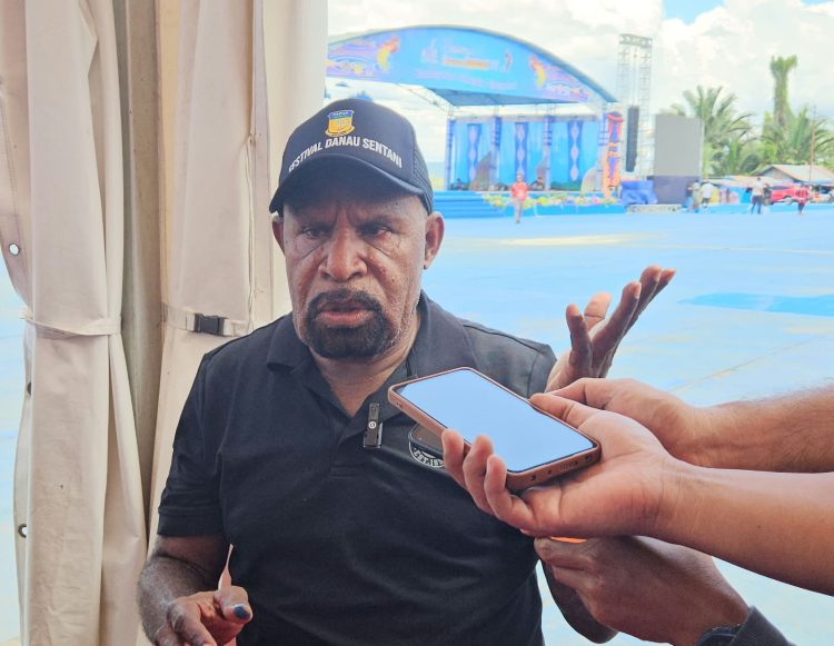 Bupati Jayapura, Yunus Wonda saat di wawancarai. (Foto: Cornelia Mudumi)