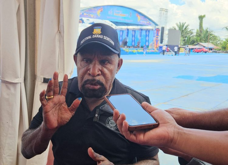 Bupati Jayapura, Yunus Wonda saat di wawancarai. (Foto: Cornelia Mudumi)
