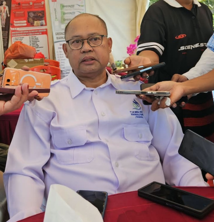 Direktur Utama PT Air Minum Jayapura, Entis Sutisna saat di wawancarai. (Foto: Cornelia Mudumi)