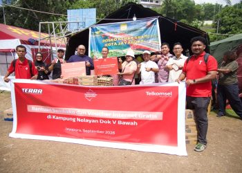 Ringankan Beban Korban Kebakaran Dok V Bawah, Telkomsel Bagikan Sembako dan Internet Gratis