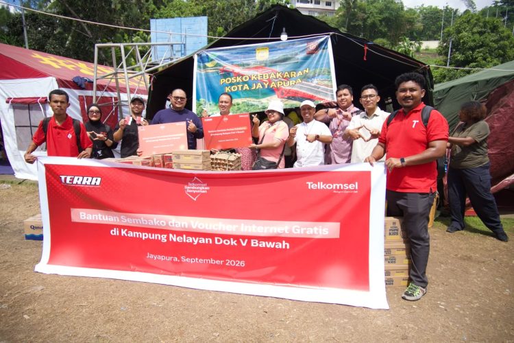 Di tengah musibah kebakaran yang menimpa warga di Kampung Nelayan, Kelurahan Mandala, Dok V Bawah, Jayapura, Telkomsel hadir untuk membantu meringankan beban masyarakat sekaligus memastikan mereka tetap terhubung dengan keluarga dan orang-orang terdekat. (Foto: Istimewa)