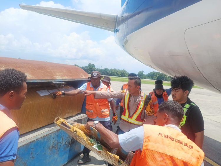 Jenazah Wili Mbuik Korban Penembakan Muliama Tiba di Bandara Sentani, Dipulangkan ke Kupang. (Foto: Cornelia Mudumi)
