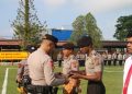 Kapolres Jayapura Beri Reward kepada Personel Berprestasi Ungkap Dua Kasus
