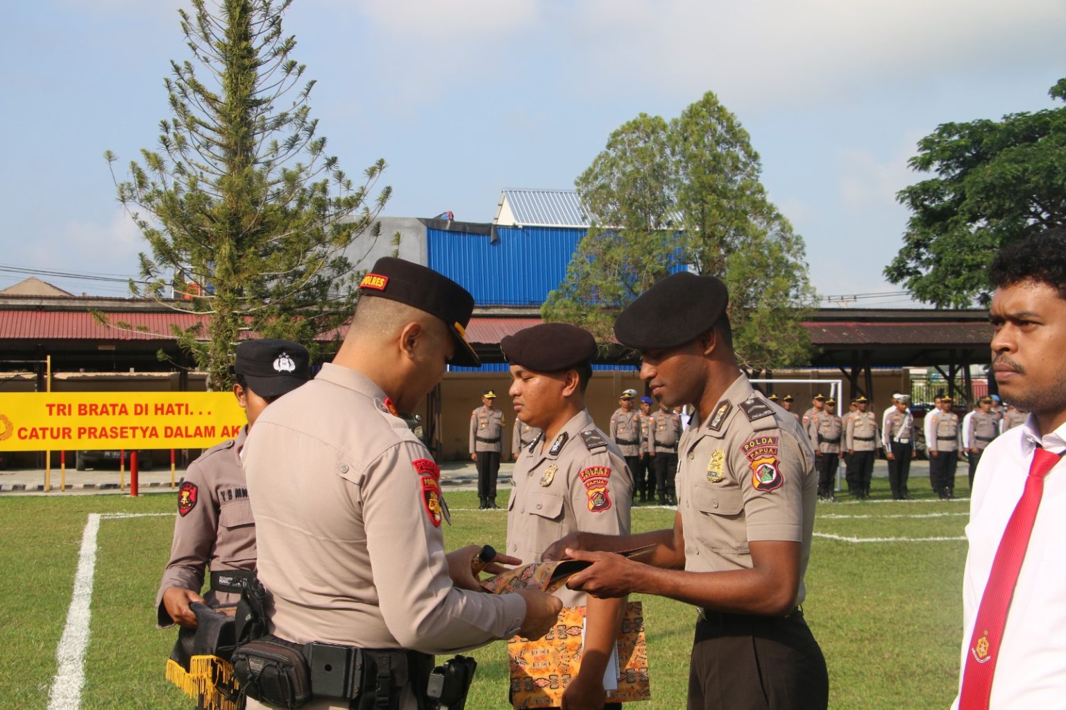 Kapolres Jayapura Dorong Personel Tingkatkan Kinerja Usai Beri Reward. (Foto: Istimewa)
