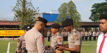 Kapolres Jayapura Beri Reward kepada Personel Berprestasi Ungkap Dua Kasus