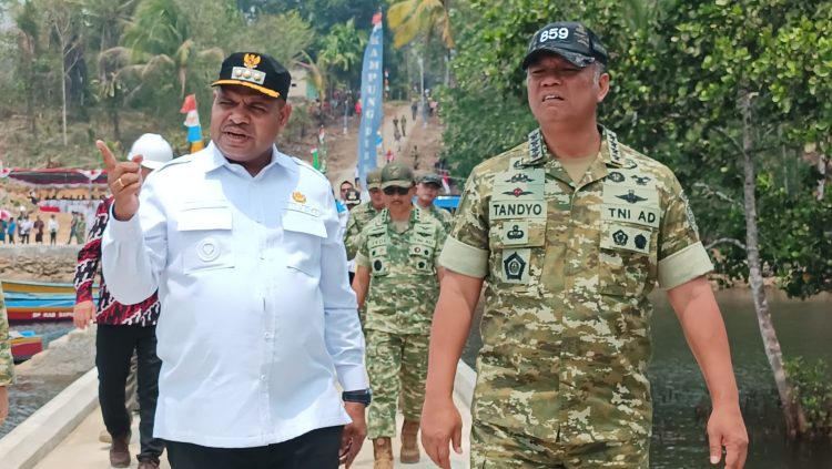 Bupati Supiori mendampingi wakil Panglima TNI meninjau beberapa Kampung Nelayan Merah Putih di Supiori. (Foto: Istimewa)