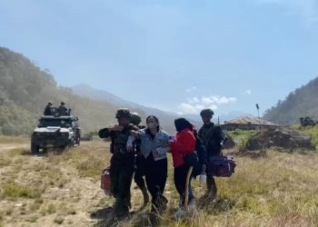 Akses Darat Belum Memungkinkan, Istri Almarhum Aris Sanda Dievakuasi Udara dari Mbua ke Wamena