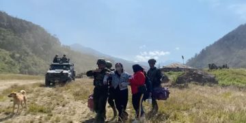 Akses Darat Belum Memungkinkan, Istri Almarhum Aris Sanda Dievakuasi Udara dari Mbua ke Wamena