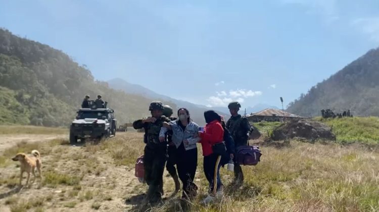 Ibu Sinta Bilolo, istri almarhum Aris Sanda, saat di evakuasi melalui udara. (Foto: Istimewa)