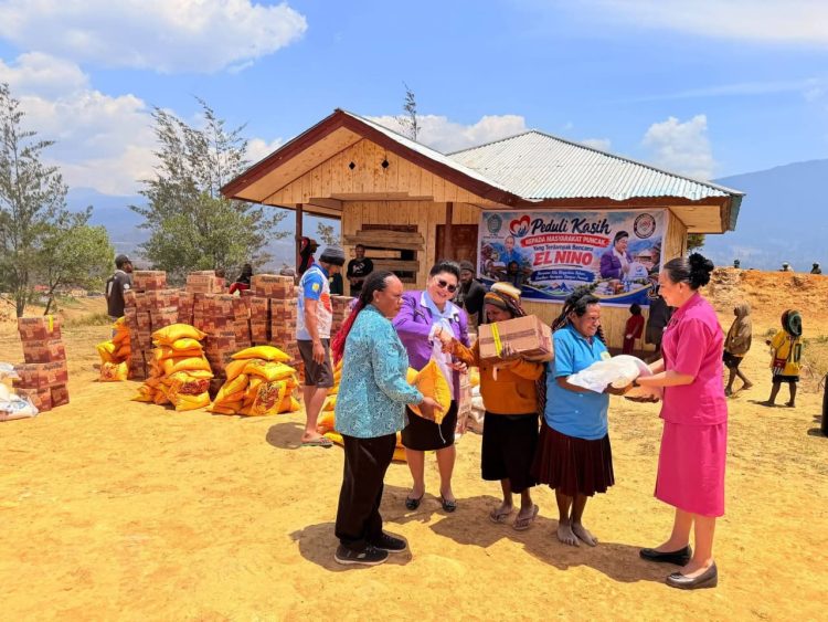 Penyaluran bantuan ini dilaksanakan melalui kerja sama dengan TP-PKK Kabupaten Puncak. (Foto: Istimewa)