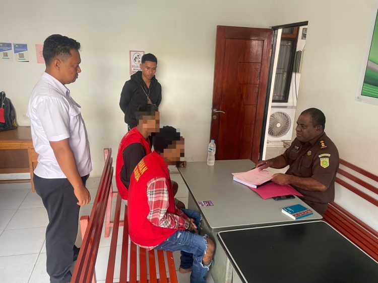 Dua orang tersangka seorang pria berinisial WN (25) dan KB (27) dilimpahkan ke Kejaksaan Negeri Jayapura. (Foto: Istimewa)