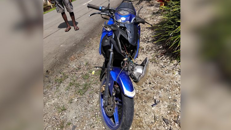 Pepeda motor Yamaha Vixion warna biru tanpa Tanda Nomor Kendaraan Bermotor (TNKB) dengan seorang pejalan kaki. (Foto: Istimewa)