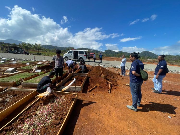 Polres Jayapura Dampingi Serah Terima hingga Pemakaman Jenazah Bayi X. (Foto: Istimewa)