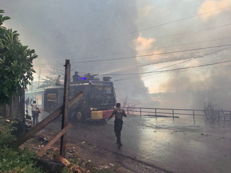 Personel Satuan Samapta Polresta Jayapura Kota langsung melakukan upaya pemadaman bersama AWC Brimob Polda Papua. (Foto: Istimewa)