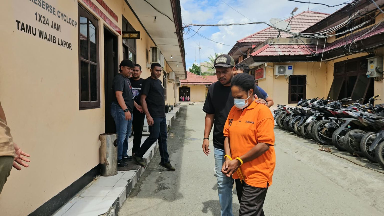 Satreskrim Polres Jayapura berhasil menangkap seorang perempuan berinisial SJ (29). (Foto: Cornelia Mudumi)