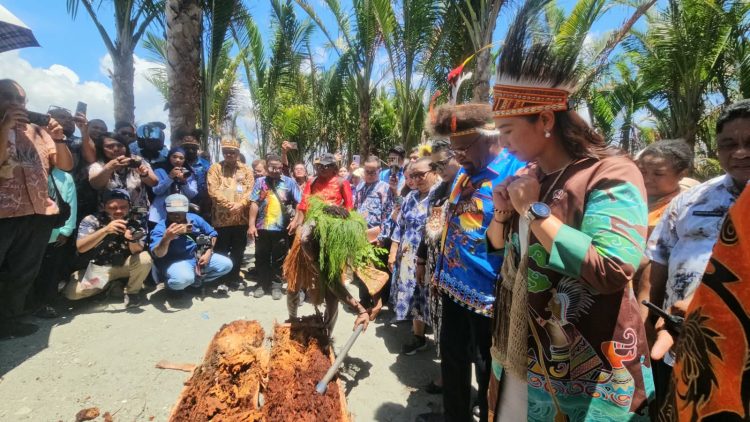Wakil Menteri Pariwisata Republik Indonesia, Ni Luh Enik Ermawati resmi membuka FDS XV. (Foto: Cornelia Mudumi)