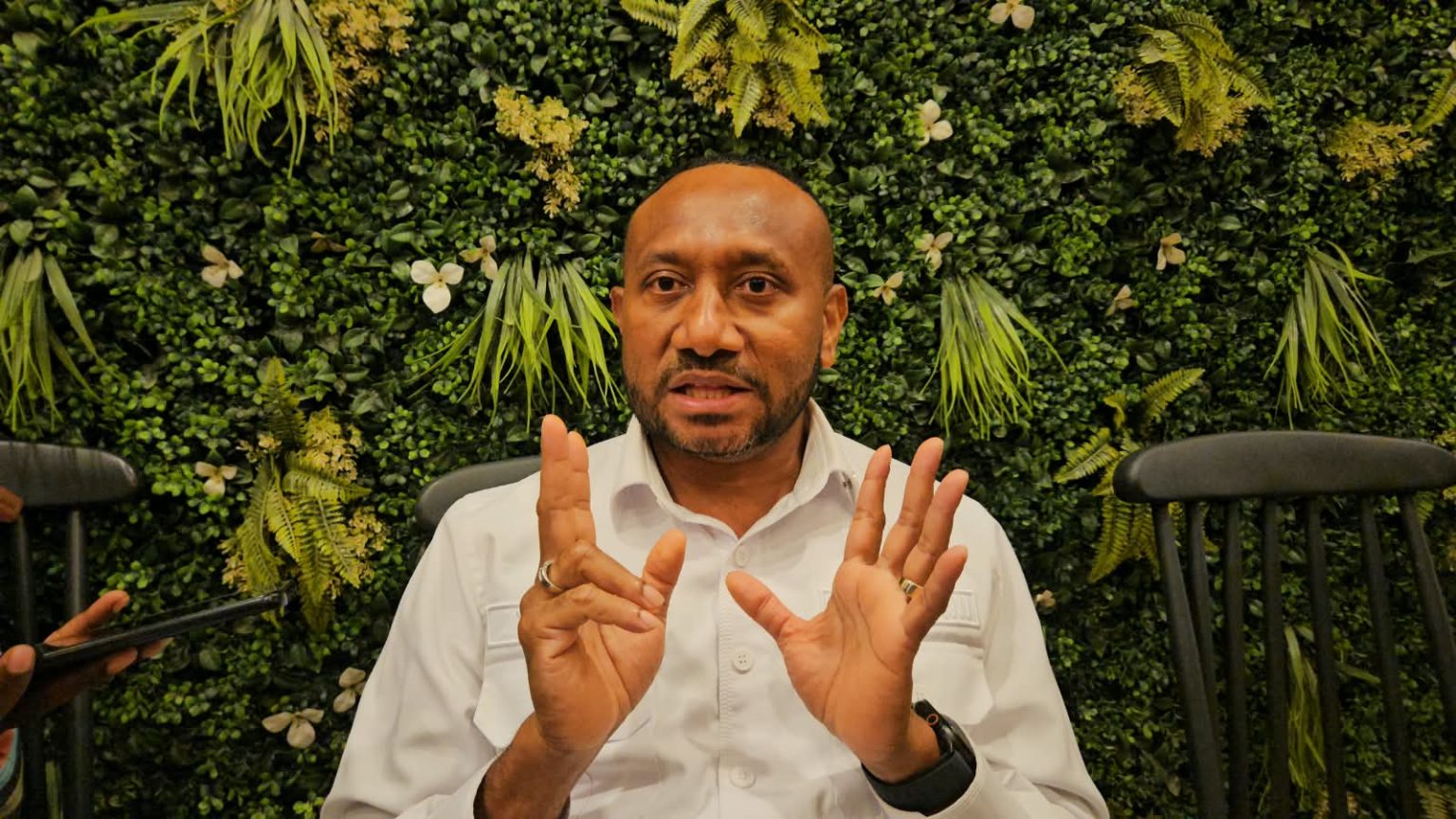 Yan Permenas Mandenas  Anggota Komisi XIII DPR RI, Saat di Wawancarai Terkait pembentukan Papua Utara yang akan di sahkan Pada Tahun 2027. (Foto: Cornelia Mudumi)