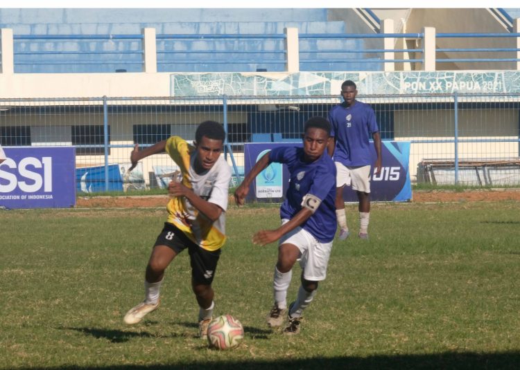Tim SSB Cenderawasi Trikora saat tampil di semifinal Soeratin U-15 di Stasiun Barnabas Youwe, Jumat Sore. (Foto: Cornelia Mudumi)